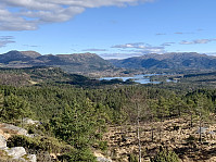 Utsikt sørøstover mot Storavatnet. Vi ser i bakgrunnen Strandfjellet, Ørna og Lammanuten.