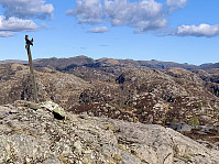 Fra toppen ser vi Gjegningheia og Gullbergknuden i nordøst. (Til høyre i bildet).