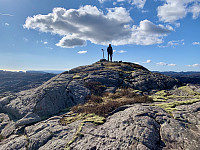 Toppen med trig-punkt. Til venstre ser vi at sola skinner på havet.