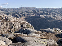 Utsikt mot Tellenes og Blåfjelldalen. Nede i skyggen er det såvidt mulig å se Blåfjellveien.