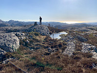 Toppen med havet i bakgrunnen.