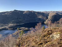 Utsikt mot Gullbergtuva og Røyseland over Dybingsvatnet.