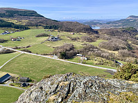 Utsikt fra toppen mot Mjølhus og Fisterfjorden. Medheia til venstre og Randåsen til høyre.