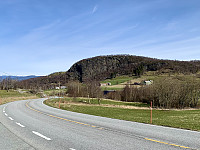 Hauskefjellet sett fra RV 13.