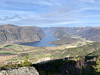 Utsikt mot Øvre Tysdalsvatnet helt inn til Trodla-Tysdal. Viglesdalen til høyre.