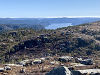 Utsikt mot Lundevatnet og havet.
