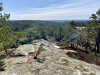 Siste rygg opp mot toppen med utsikt til skog og heier i det fjerne.
