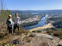 Utsikt sørover i Otra. Evjemoen til venstre og Hornnes til høyre.