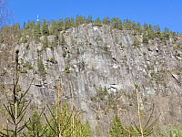 Fennefossknipa med enhjørningen som er malt på fjellet.
