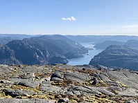 Utsikt mot munningen av Lysefjorden og Lysefjordbrua.