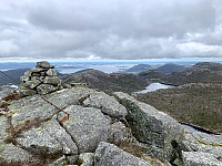 Toppvarden med Tintusvatnet til høyre.
