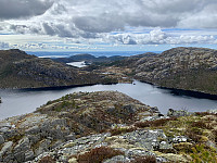 Utsikt mot Ytre Buksetjørna, med Tårnfjellet og Sauafjellet til høyre.