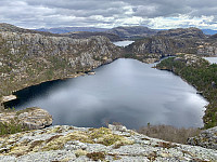 Utsikt mot Indre Buksetjørna. Neverdalsfjellet i bakgrunnen.