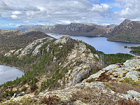 Ytre Buksetjørna til venstre og Svortingsvatnet og Naganibba til høyre.
