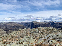 Utsikt, fra venstre, mot Helgefjell, Vinjakula og Trollakyrkja.