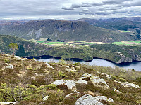 Utsikt mot Øvre Tysdalsvatnet, Riveland og Høgehei med Jodekongen.