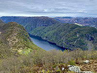 Utsikt mot Rage, Øvre Tysdalsvatnet, Tverrfjellet og Åse.