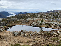 Utsikt mot Årdalsfjorden fra vestenden av Seljeknuten.