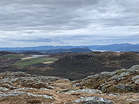 Valavatnet på Måheia til venstre og Bandåsen midt i bildet.