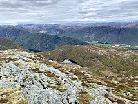 Utsikt mot Svartavatnet (midt i bildet) og Øvre Tysdalsvatnet. Seljeknuten til høyre for Svartavatnet.