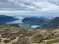 Utsikt mot Årdal med Årdalsfjorden og Riskedalsvatnet.