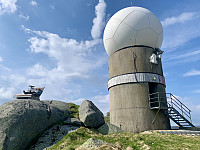 Toppen med hvilebenk og radar.