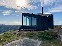 Hytta på kanten av fjellet.