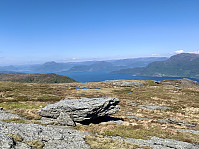 Utsikt innover Vindafjorden og Sandeidfjorden. Vi ser Lysenuten litt til venstre i bildet og Grytenuten til høyre.