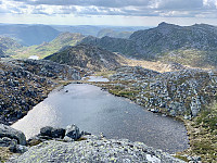 Utsikt mot vest fra toppen.vannet ligger like under toppen. Storafjellet til høyre.