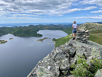 Utsikt mot Svortingsvatnet og Boknafjorden.