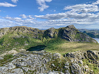 Aust for Naganibba og Naganibba sett fra Botnafjellet.