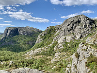 Heiahornet til venstre og Botnafjellet til høyre.