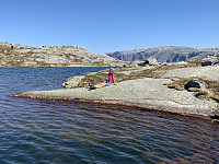 Flere små vann like vest for toppen. Kjerag i bakgrunnen.
