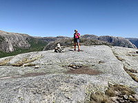 Toppen med Daladalen til venstre, Svalafjellet bak og Kjerag helt til høyre.