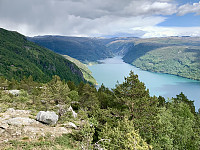 Indre del av Jøsenfjorden. Til venstre ser vi Midtre og Indre Ramsfjell og Vadla.