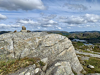 Toppen med Store Skykula i bakgrunnen. Kvernsteinvatnet til høyre.