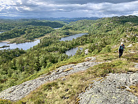 Siste bakke mot toppen. Utsikt mot nordre del av Viglandsvatnet med Takholt.