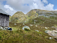 Pause ved Sigmundbu med Langafjellet i bakgrunnen.