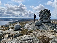 Flott varde med utsikt mot Lyngsvatnet.