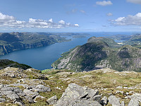 Utsikt mot Høgsfjorden. Helleknuten og Uburen til høyre.