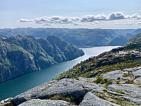 Utsikt mot Frafjord og Ramnstoknuten.