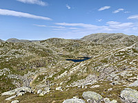 Utsikt nordover mot Høge Knuten, Gjertrudknuten og Fidjaknutane. Like til venstre for Gjertrudknuten kan vi se en snøkledd Skaulen.