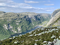 Fra platået nord på Gjertrudknuten ser vi ned i Fidjadalen med Fidjavatnet og Fed. Høge Knuten til venstre, Ernstknuten midt i bildet og Fidjaknutane til høyre.