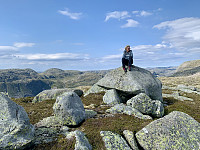 Toppen med Skoraheia og Høge Knuten til venstre. Mellom Høge Knuten og Marianne ser vi litt av Folgefonna og en snøkledd Skaulen.