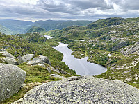 Utsikt fra Fossknut mot sørvest. Vi ser Rumpetjørnane i forgrunnen. Oreheia til høyre. I bakgrunnen ser vi Kvitlåna og Laugarvatnet.