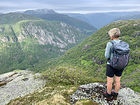 Utsikt mot nedre del av Brattlandsdalen. Vi ser Mælen (med toppen i skyene) og Rossemyr ved Nesflaten.