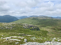 Utsikt vestover. Vi ser Heiahornet, Liarvatnet, Stora Tibergfjellet, Ternefjellet, Reinaknuten med Krunefjell foran og Lauvåsen.