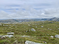 Utsikt østover mot Tindafjellet, Larsgardtjørna, Krokavatnet og Krøysaknuten.