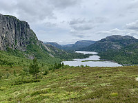 Fra Brokalia. Den bratte vestkanten av Vardhusheia til venstre, Langavatnet i midten og Liaknuten til høyre.