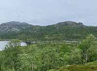 Knausane sett fra nord. Liaknuten til venstre.